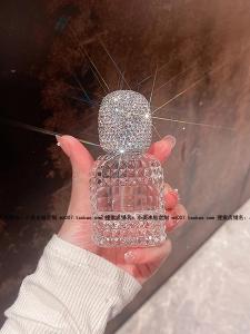 Bình Xịt Nước Hoa Thủy Tinh Sang Trọng Cho Nữ Bình Xịt Dưỡng Ẩm Đáy Đính Kim Cương Phong Cách Cao Cấp Giá Trị Thẩm Mỹ Cao