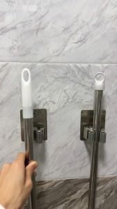 Rainbeau ที่หนีบไม้กวาด ใช้แขวนไม้กวาด ติดแน่น ทนทาน ไม่ต้องยึด ไม่ต้องเจาะผนัง ที่หนีบติดผนัง แขวนไม้กวาด