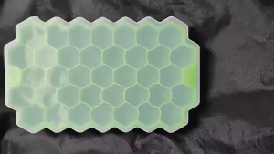 Covered setting Prevent cross-contamination of odors 37 Grids Silicone Ice Cube Molder