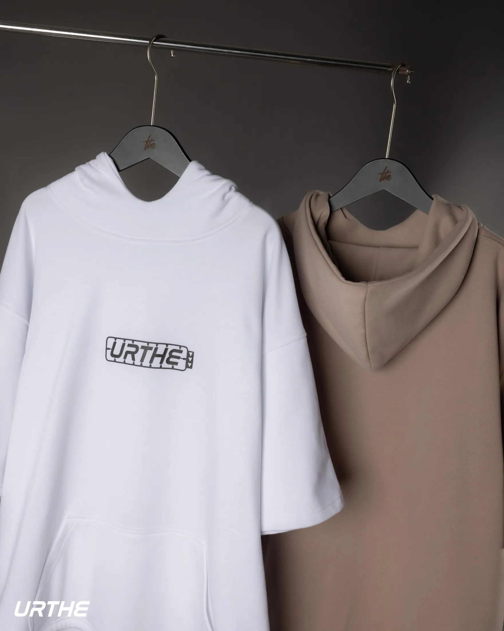 URTHE - เสื้อฮู้ด แขนสั้น OVERSIZE สกรีนลาย รุ่น THE PART HOODIE สีดำ สีขาว สีม่วง สีน้ำตาล