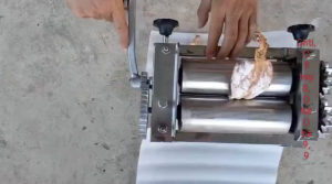 Máy cán dẹp khô mực   máy dài 17cm