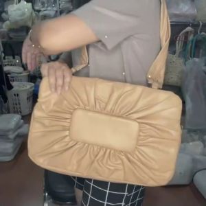 กระเป๋าหนังนุ่ม กระเป๋า Notebook ใส่ Ipad ทรงสี่เหลี่ยม ของ กระเป๋าเป็น Code 9855