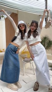 กระโปรงยีนส์ ยาว ทรงเอ เอวสูง ผ่าหลัง Sis SK 206 Honey back-slit maxi denim skirt - Dark blue/ White