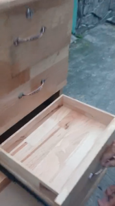 Tủ đầu giường có hộc ẩn đã ráp như hình mẫu rộng 38cm dài 45cm cao 61cm màu tự nhiên gỗ cao su. thông qua xử lý tẩm sấy bền đa năng tốt hơn gỗ thông và MDF .