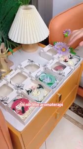 (BISA COD) PROMO Lilin Aromatherapy Lilin Bunga Aroma Ruangan / Pengharum Gantung Bunga / Penyegar Ruangan\\n\\nLilin aromatherapy bunga adalah produk yang dirancang untuk memberikan aroma menyegarkan dan menenangkan di ruangan Anda. Dengan berbagai manfaat dan cara penggunaan yang mudah, lilin ini dapat menjadi pilihan tepat untuk mengubah suasana rumah atau kantor Anda. Dalam artikel ini, kita akan membahas tentang lilin aromatherapy bunga, pengharum ruangan gantung bunga, dan lilin penyegar aroma.\\n\\n Apa Itu Lilin Aromatherapy Bunga?\\n\\nLilin aromatherapy bunga adalah jenis lilin yang mengandung minyak esensial dari bunga-bunga alami. Lilin ini dirancang untuk melepaskan aroma yang menenangkan dan menyegarkan ketika dibakar. Selain itu, lilin aromatherapy bunga juga memiliki manfaat kesehatan dan kecantikan.\\n\\n Manfaat Lilin Aromatherapy Bunga\\n\\nBeberapa manfaat utama dari lilin aromatherapy bunga antara lain:\\n\\n- Membantu meredakan stres dan meningkatkan mood\\n- Meningkatkan kualitas tidur\\n- Mengurangi rasa sakit dan nyeri\\n- Menyegarkan udara di ruangan\\n\\n Cara Menggunakan Lilin Aromatherapy Bunga\\n\\nUntuk mendapatkan manfaat maksimal dari lilin aromatherapy bunga, ikuti langkah-langkah berikut:\\n\\n1. Pastikan ruangan Anda cukup terbuka agar aroma dapat tersebar dengan baik.\\n2. Bakar lilin di tempat yang aman dan jauh dari benda-benda mudah terbakar.\\n3. Biarkan lilin membakar selama 1-2 jam setiap hari.\\n4. Jangan biarkan lilin habis sepenuhnya, matikan api saat lilin masih tersisa sekitar 1 cm.\\n\\n Pengharum Ruangan Gantung Bunga\\n\\nPengharum ruangan gantung bunga adalah produk yang dirancang untuk menghasilkan aroma menyegarkan tanpa perlu dibakar. Produk ini biasanya terbuat dari bahan alami dan dapat digantung di dinding atau meja.\\n\\n Manfaat Pengharum Ruangan Gantung Bunga\\n\\nBeberapa manfaat utama dari pengharum ruangan gantung bunga antara lain:\\n\\n- Membantu membersihkan udara di ruangan\\n- Meningkatkan mood dan kesehatan mental\\n- Mengurangi bau tidak sedap\\n\\n Cara Menggunakan Pengharum Ruangan Gantung Bunga\\n\\nUntuk mendapatkan manfaat maksimal dari pengharum ruangan gantung bunga, ikuti langkah-langkah berikut:\\n\\n1. Gantung pengharum di tempat yang aman dan mudah dijangkau.\\n2. Biarkan pengharum bekerja selama 24 jam nonstop.\\n3. Ganti pengharum setiap 1-2 bulan atau ketika aroma sudah tidak terasa lagi.\\n\\n Lilin Penyegar Aroma\\n\\nLilin penyegar aroma adalah jenis lilin yang dirancang untuk menghasilkan aroma menyegarkan dan menenangkan di ruangan. Lilin ini biasanya terbuat dari bahan alami dan dapat digunakan untuk berbagai keperluan, seperti meredakan stres, meningkatkan mood, dan menyegarkan udara.\\n\\n Manfaat Lilin Penyegar Aroma\\n\\nBeberapa manfaat utama dari lilin penyegar aroma antara lain:\\n\\n- Membantu meredakan stres dan meningkatkan mood\\n- Meningkatkan kualitas tidur\\n- Mengurangi rasa sakit dan nyeri\\n- Menyegarkan udara di ruangan\\n\\n Cara Menggunakan Lilin Penyegar Aroma\\n\\nUntuk mendapatkan manfaat maksimal dari lilin penyegar aroma, ikuti langkah-langkah berikut:\\n\\n1. Pastikan ruangan Anda cukup terbuka agar aroma dapat tersebar dengan baik.\\n2. Bakar lilin di tempat yang aman dan jauh dari benda-benda mudah terbakar.\\n3. Biarkan lilin membakar selama 1-2 jam setiap hari.\\n4. Jangan biarkan lilin habis sepenuhnya, matikan api saat lilin masih tersisa sekitar 1 cm.\\n\\nDengan memahami manfaat dan cara penggunaan dari lilin aromatherapy bunga, pengharum ruangan gantung bunga, dan lilin penyegar aroma, Anda dapat memilih produk yang tepat untuk mengubah suasana rumah atau kantor Anda menjadi lebih menyegarkan dan menenangkan. Pastikan untuk membeli produk yang berkualitas dan aman untuk digunakan, seperti yang ditawarkan oleh kami dengan pilihan COD (Cash On Delivery) yang memudahkan pembelian Anda.\n}