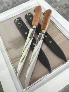 *Pisau sembelih style Japan* spesifikasi: gagang kayu jati sarung kalep bahan bilah baja per panjang bilah 25 cm lebar bilah 3 cm tebal bilah 3 mm. *