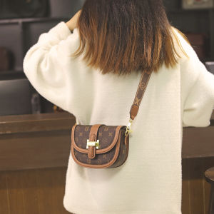 Túi Đeo Chéo Nữ Thời Trang 2025 Túi Đeo Vai Rộng Túi Đeo Chéo Hình Thang Nhỏ Túi Đeo Vai PVC Khóa Kéo Hình Học Thời Trang