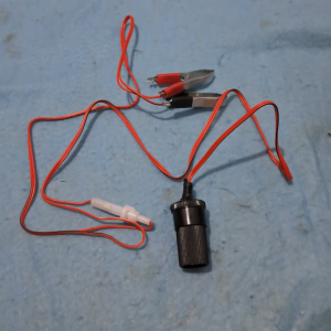 H24 cigarette lighter ORI 100% TERMINAL CLIP ON SOKET SOCKET PLUG AKI MOBIL DC TO AC LISTRIK SETRUM CAS ELEKTRONIK 12v 24v KABEL 1.5 METER INVERTER ADAPTOR KONEKTOR ADAPTER COLOKQN JAMPER MOBIL TRUK 2A memiliki voltase hingga 12 V sehingga dapat digunaka