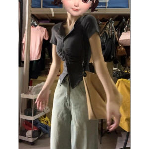 เสื้อทีเชิ้ตแขนสั้นไหล่ตรงเก็บเอวคอวีจับจีบสาวแซ่บสไตล์อเมริกันเสื้อคอปกโปโลเข้ารูปใส่แล้วดูผอมเพรียวแบบใหม่ฤดูร้อนปี2024สำหรับผู้หญิง