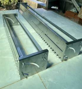MÁNG KÉO RĂNG CƯA INOX (loại chuẩn) dùng lát gạch nền tăng giảm được từ 60cm đến 1m có thể chỉnh nghiêng được