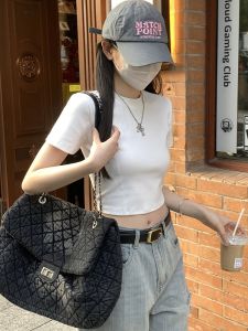 เสื้อยืดแขนสั้นทรงเข้ารูปสไตล์ย้อนยุคสไตล์อเมริกันสำหรับผู้หญิง ฤดูร้อน 2024 ทรงกระดูกปลา เสื้อชั้นในแบบเข้ารูป ทรงเข้ารูป เสื้อผ้าทำงาน