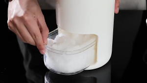 Portable Mini Manual Ice Crusher Hand Crank Manual Ice Breaker Household Razor Crusher