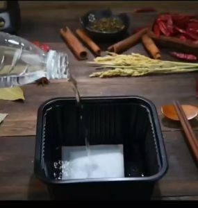 ขายดี!! หม้อไฟผัดผักรวมหมูสไตล์เสฉวน 245g. (ถ้วยชมพู) 鱼香肉丝风味