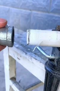 ชุดทำเกลียวท่อ PVC แบบมือสำหรับชุดเครื่องมือประปา 6 ชิ้น ด้วยเกลียว 1/2, 3/4 และ 1 นิ้ว สีเหลือง