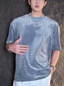 เสื้อยืดคอกลมแขนสั้นผ้ากำมะหยี่เนื้อนุ่มสไตล์ฤดูร้อนปี 2025 สำหรับผู้ชาย ทรงหลวม สไตล์เมือง เสื้อผ้าผู้ชายไซส์ใหญ่