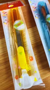 Dao rọc giấy Deli 2054 lưỡi thép không gỉ - giao màu ngẫu nhiên