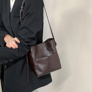 Retro Style Crystal Embellished Tannery Leather Bucket Bag Crossbody Bag with Pocket for Women New 2025 Spring Collection