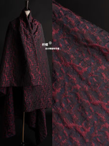 ผ้าลายปัก 3 มิติสไตล์ย้อนยุคสีแดงเข้ม ผ้าคลุมเสื้อสูทแบบจีน ผ้าสำหรับออกแบบเสื้อผ้า ผ้าสำหรับตกแต่งบ้าน สไตล์จีนโบราณ