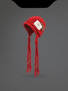 หมวกไหมพรมสีแดง Montaigne แฟชั่น ด้ายคล้อง หมวกถัก ปี 2024 ฤดูใบไม้ร่วง/ฤดูหนาว ป้องกันหู หมวกไหมพรมถักแบบสวมหัวสำหรับผู้หญิง