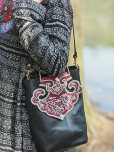 Original Ethnic Style Embroidered Leather Handbag Single Shoulder Bag Womens 9900 Soft Handle Zipper Closure Casual Scene