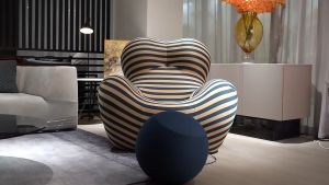 Moms Embrace: Luxurious Leisure & Comfortable Single Person Sofa