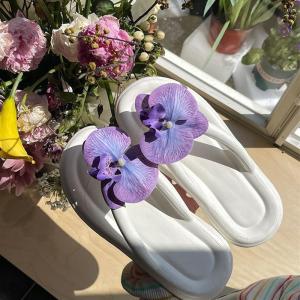 รองเท้าแตะส้นแบนแบบสวมสำหรับผู้หญิงในช่วงฤดูร้อนปี 2025 รองเท้าแตะแบบสวมสำหรับกลางแจ้งและในบ้าน รองเท้าแตะชายหาดกันลื่นสุดเก๋สำหรับกลางแจ้ง