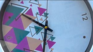 Jam Dinding Triangle Series Diemeter Besar 30cm Mesin Sweep Silent Movement Desain Unik Estetik