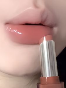 Glossy Lip Balm & Lip Glaze: A Comprehensive Guide