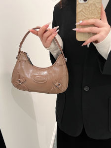 กระเป๋าสะพายข้างสีแดงหรูหราสำหรับผู้หญิง กระเป๋าสะพายข้างแบบสะพายข้างแบบลำลองสำหรับฤดูใบไม้ร่วงปี 2025 กระเป๋าสะพายข้างแบบมีซิปปิด