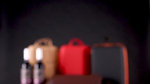 กระเป๋าใส่ไวน์แบบนิรภัยกันน้ำ ความจุ 2 ขวด กันกระแทก สามารถถอดด้านในออกเพื่อใส่อย่างอื่นได้ หน้าตาทันสมัย ฟรีที่เปิดขวด