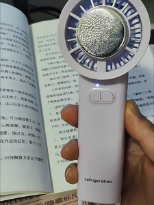 【4in1】Kipas Angin Mini 20000mAh Kompres Dingin Semprot Bank Daya Dapat Dilipat Kipas Portable Kencang Strong Wind 100 Gear Wind Speed Kipas Angin Turbo Fan Digital Display Adjustable Kipas Tangan High-Speed Kipas Portabel