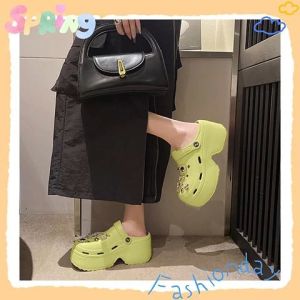 LiShops ใหม่มาแรง รองเท้าหัวโตแฟชั่น เสริมพื้นหนาม้าก แถมตัวติดการ์ตูนคุ้มๆ มี 5 สีให้เลือกตำกันเลย วัสดุยางน้ำหนักเบา พื้นกันลื่น ฮิตมากต้องจัด