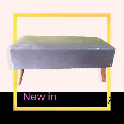 Sofa panjang untuk teras rumah cafe dan hotel dengan kaki kayu warna hitam dan hijau dilapisi plastik.