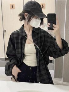 เสื้อเชิ้ตแขนยาวลายสก็อตหลวมๆ สวยงาม เสื้อคลุมกันแดดสำหรับคู่รัก แฟชั่นฤดูใบไม้ผลิและฤดูร้อน 2024 เสื้อเชิ้ตผู้หญิงสไตล์เกาหลี