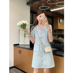 ชุดเดรสสั้นสีฟ้าหมอกสไตล์ Little Fragrance สำหรับผู้หญิง ฤดูร้อนปี 2025 ชุดเดรสทรงเอเอวสูง แขนสั้น คอวี สไตล์เกาหลี