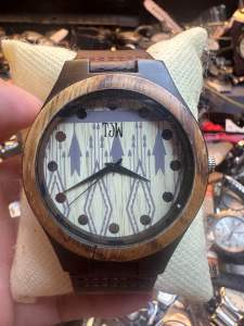 Đồng hồ đeo tay nam bằng gỗ tự nhiên thuộc thương hiệu TJW (Tree & Jack Wood) size 45mm máy Singapore dây da xịn đáy vít ốc chống nước