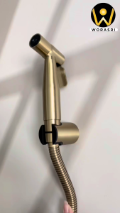 WoraSri ชุดสายฉีดชำระ ทรงเป็นเสียง สีทอง อ่อน ผิวด้านเงา ขนาด ก 5.5 x 10.5 ซม. ด้วย 1.5 ม. สายยาว ที่แขวน บรรจุภัณฑ์สแตนเลส304