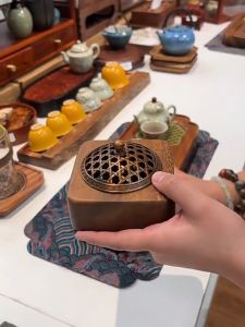 กระถางกำยานสไตล์ไทยแบบมีฝาปิดแกะสลักลายไทย พร้อมแผ่นกันไฟ ดีไซน์ไทย ขนาด 10cm