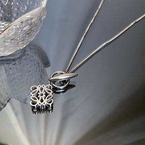 Titanium Steel Hollow out Floral Necklace Womens Non-Fading Lockbone Chain Vintage National Trend Luxury Minimalist Design