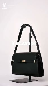 PLAYBOY รุ่น AVA TOP-FLAP Baguette Bag กระเป๋าสะพายข้างผู้หญิง รุ่น ST-B253PB622 ดีไซน์ทรงบาแกตต์ มีฝาพับด้านบน แถมฟรีCoin bag charm มี 2 สี สีBlack BunnyและVanilla Bunny
