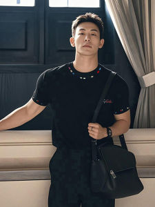 เสื้อยืดคอกลมแขนสั้นผ้าฝ้ายแท้สไตล์อเมริกันสีรุ้งสำหรับผู้ชาย ทรงหลวม สวมใส่สบาย ทรงปกติ