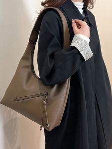 Large Capacity Women's Tote Bag: A Soft Leather Commuter Underarm Bag