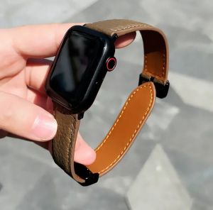Suitable for Iwatch8 Strap Genuine Leather Lychee Pattern Magnetic Suction Foldable Buckle Apple Watch9/7 Niche Style Classy Leather Apple Watch 40/41/44/45mm Womens Fall and Winter Fancy Stylish