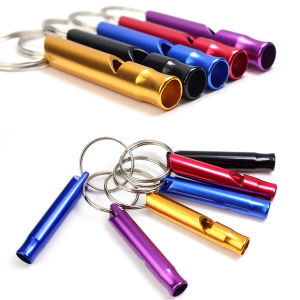 นกหวีดฝึกความถี่สูงโลหะ 5 แพ็คพวงกุญแจแบบพกพาการออกแบบการฝึกสัตว์เลี้ยงกลางแจ้งการอยู่รอดนกหวีดสุภาพบุรุษสุภาพสตรีสีสุ่ม