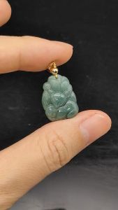 จี้หยกพม่าแท้ สีเขียวเข้มสวย (Green Jadeite) แกะสลักรูปจิ้งจอกเก้าหางเป็นสัญลักษณ์แห่งความโชคดีและความเจริญรุ่งเรืองในหลักฮวงจุ้ยอีกด้วยหยกแท้ จากประเทศพม่า พร้อมใบเซอณืจากสถาบันBGL