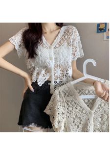 เสื้อแขนสั้นฉลุลายโครเชต์แนววินเทจสำหรับผู้หญิงเสื้อผ้าถักแบบใหม่ฤดูร้อนปี2023เสื้อคาร์ดิแกนตัวสั้นแมทช์ลุคง่ายเสื้อตัวเล็กคอวี