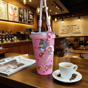สายสะพายถ้วยกาแฟถักสีชมพูขนาดใหญ่ สายสะพายถือถ้วยกาแฟตกแต่ง สายสะพายถือถ้วยกาแฟร่วมมือกันของแมวและกระรอก สายสะพายถือถ้วยกาแฟ