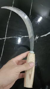 Liềm gặt lúa/cắt cỏ lưỡi cong cán gỗ Liềm sắt bén cán gỗ tiện dụng