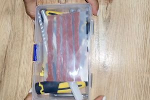 Hộp Dụng Cụ Vá Vỏ Xe Không Ruột Khẩn Cấp 17 Món Chuyên Dụng Đầy Đủ Cho Bạn Khi Đi Xa