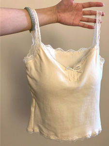 เสื้อกั๊กสายเดี่ยวผ้าลูกไม้ขอบสำหรับผู้หญิง ฤดูร้อน ใส่ด้านนอก ใส่ด้านใน ดีไซน์หลังสวยงาม ใส่ด้านใน เสื้อผ้าทำงาน